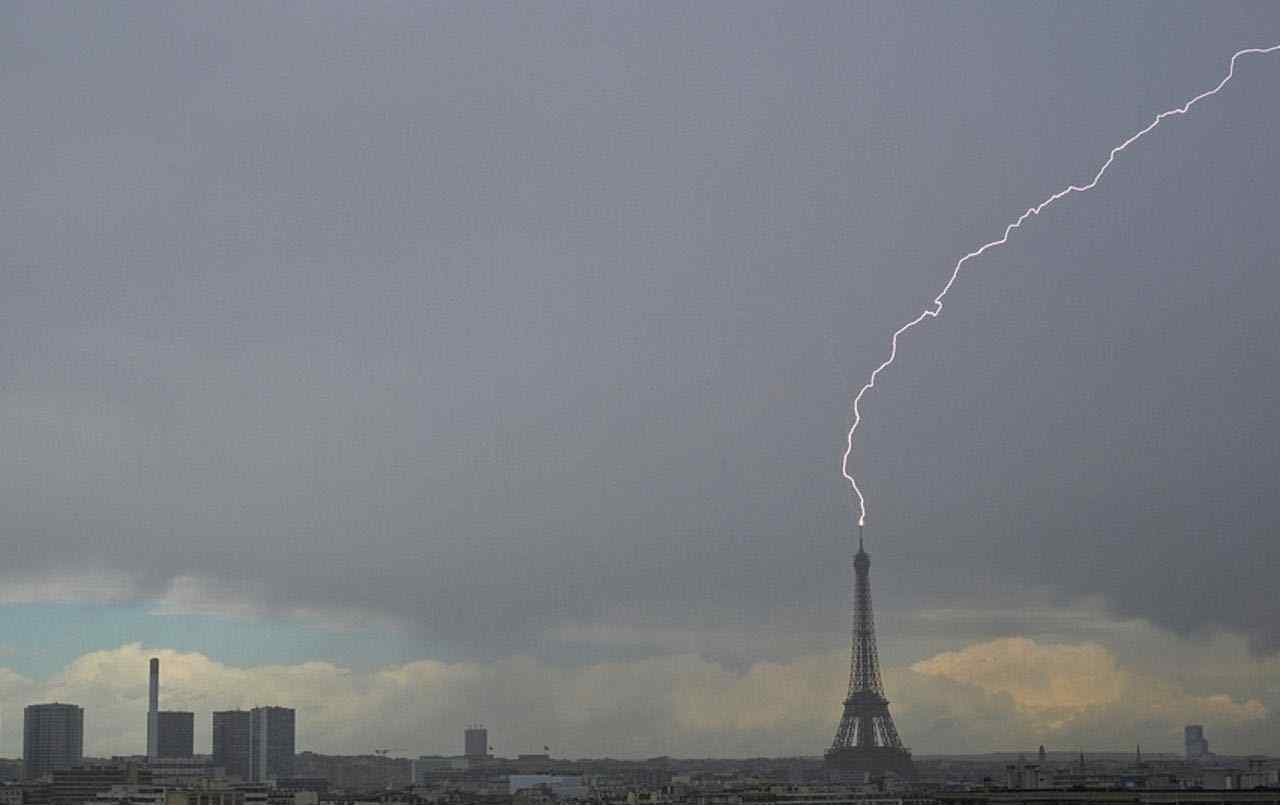 巴黎埃菲尔铁塔被闪电击中