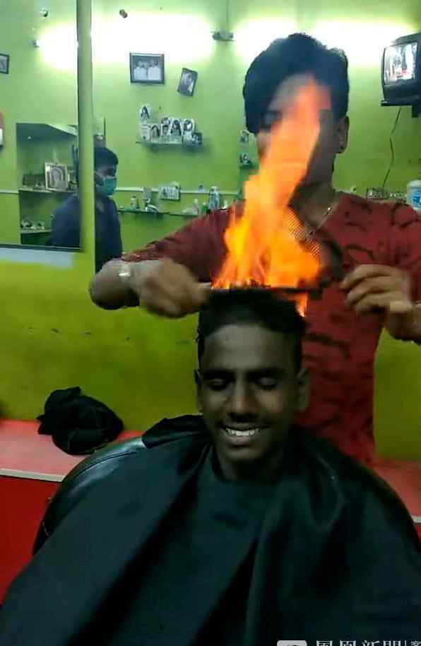 印度理发师点燃顾客头发