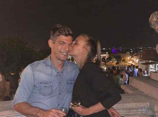 邓文迪与男友匈牙利嫩模Bertold Zahoran分手 前任晒新欢亲吻照