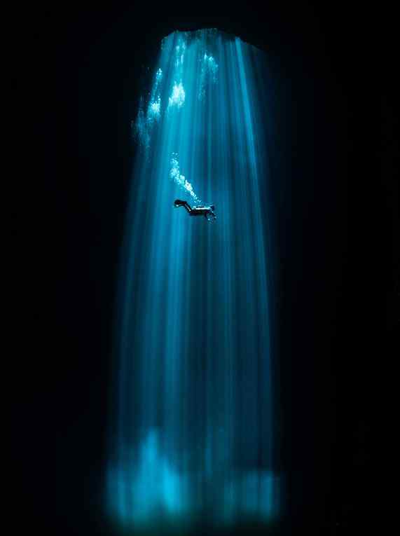 世界最大水下洞穴 蓝光倾泻如“冥界”通道