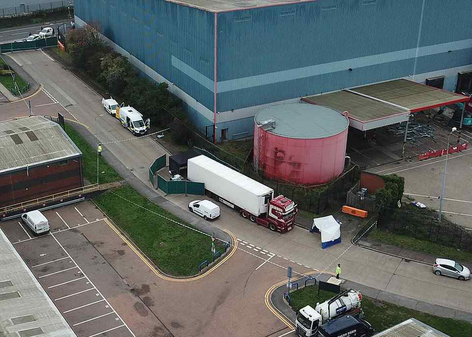 英国埃塞克斯郡一货车中发现39具中国籍遗体被锁在卡车冷藏集装箱