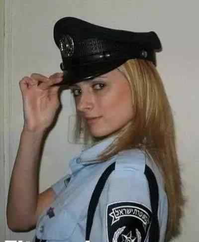 清纯女警察看看女警靠锻炼成性感女郎