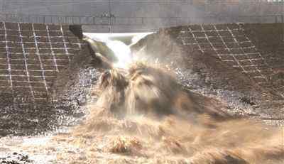 印度新建水库溃坝事件 开闸4秒就崩塌