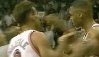 莫宁打架 NBA十大打架事件之冤家路窄 狂抱莫宁大腿