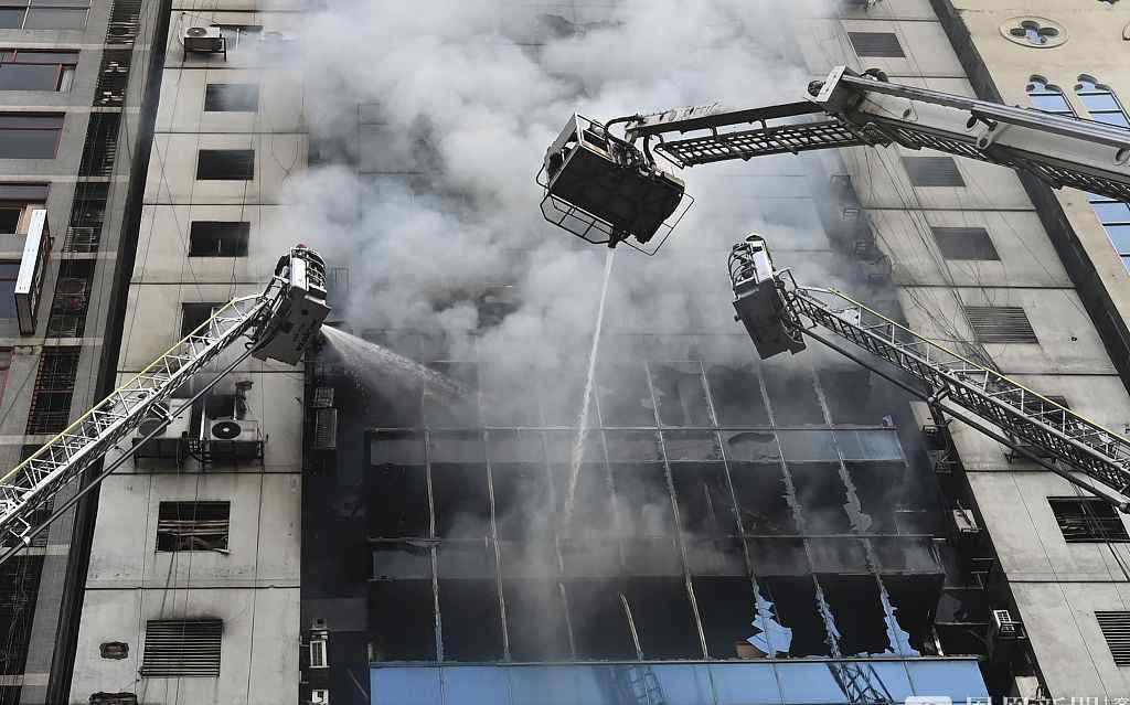 孟加拉民众围观跳楼逃生 孟加拉国大楼火灾现场图片