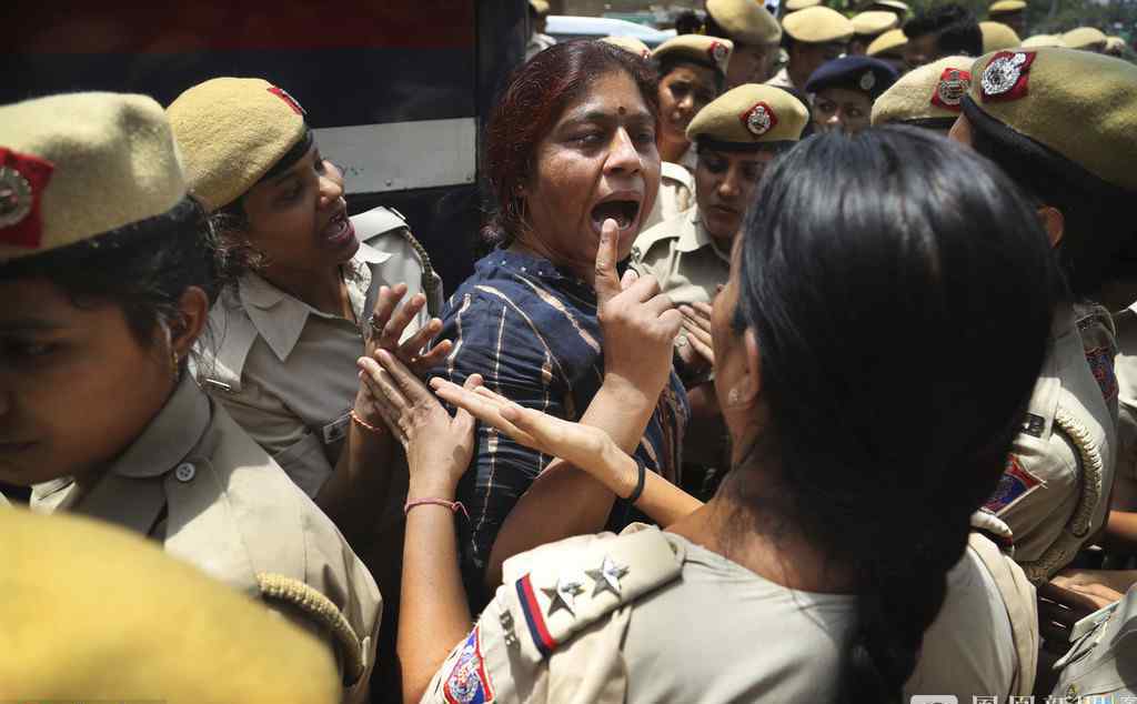 印度女性活动家聚集街头愤怒抗议