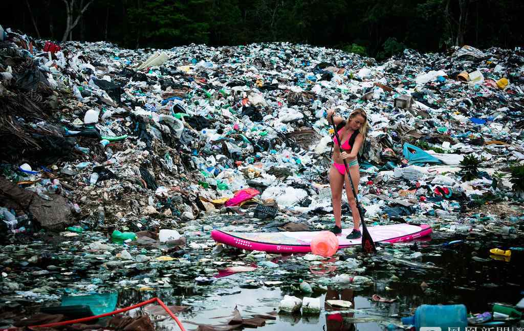 女子穿比基尼在垃圾中“冲浪”