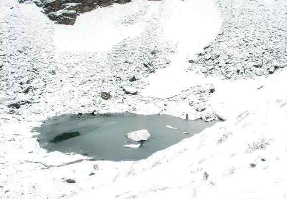 人骨湖Roopkund：天一热 湖面竟浮出上百具尸体