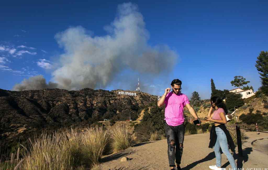 大火烧到好莱坞山 游客抓紧机会合影 矶巴汉姆山火（Barham Fire