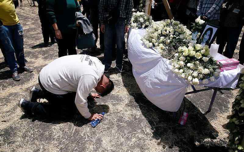 埃航空难遇难者家属悲痛欲绝现场痛哭