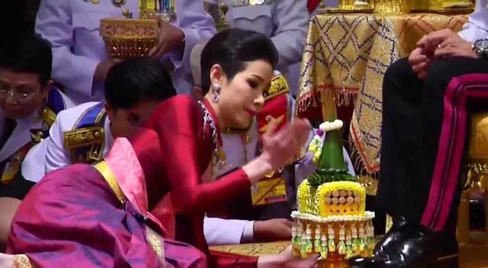 泰国国王可以娶几个老婆现任泰国国王公开纳妃有几个妻子?