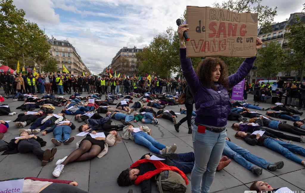 法国巴黎妇女保护组织：121名女性“躺尸”抗议马克龙