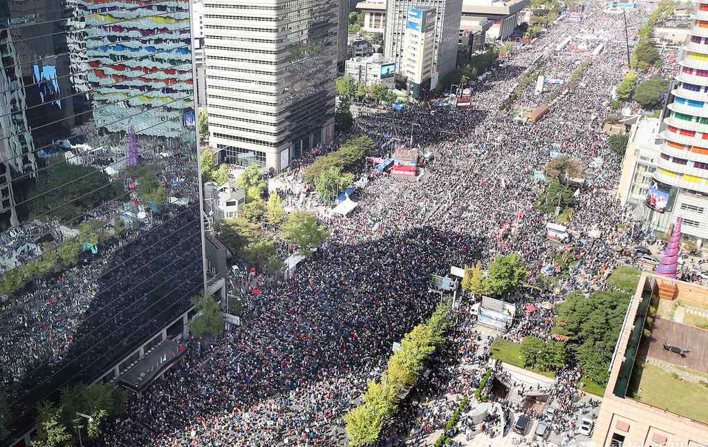 反曹国事件：韩国民众再次集会 要求文在寅下台