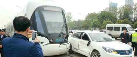 武汉有轨电车遭撞 为什么会撞上？