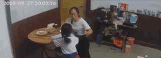 深圳西乡打小孩 前外卖骑手涉嫌虐打8岁女童 美团声明将帮扶小女孩