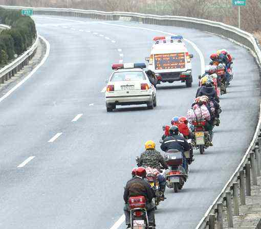 春运摩托车可以上高速吗? 过年摩托车大军上高速 哪种摩托车可以上高速