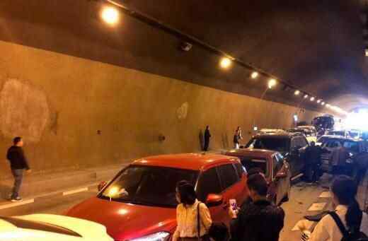 广西隧道突发车祸 究竟是怎么回事？