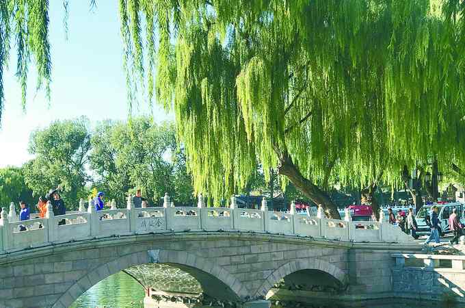 银锭桥 北京银锭桥个头虽小却大名鼎鼎 还是什刹海美景里的“点睛之笔”