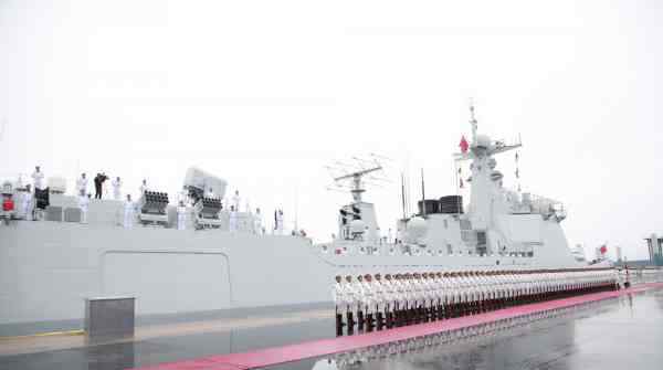 哈尔滨号导弹驱逐舰 海上阅兵圆满落幕，看看十年间人民海军这些舰艇的“更新换代”