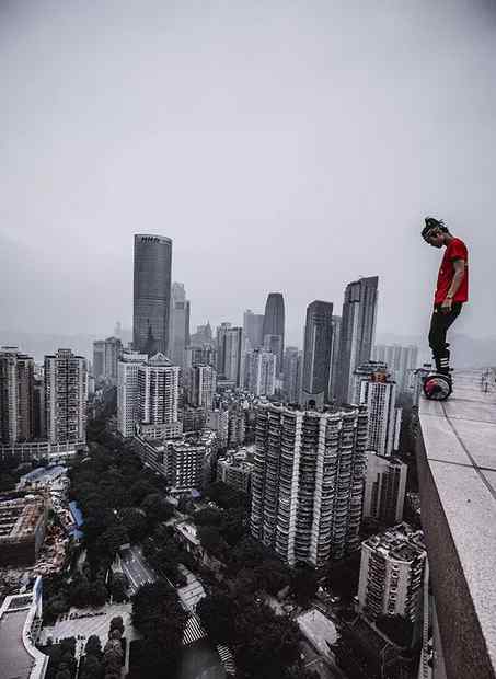 吴永宁坠楼倒地照片 网红拍摄高楼攀爬视频坠亡，直播平台是否担责？法院这么判