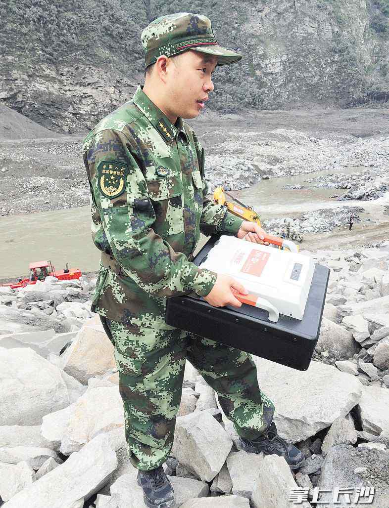 周小飞 长沙造生命探测仪茂县施救 华诺星空专家组连夜赴灾区救援