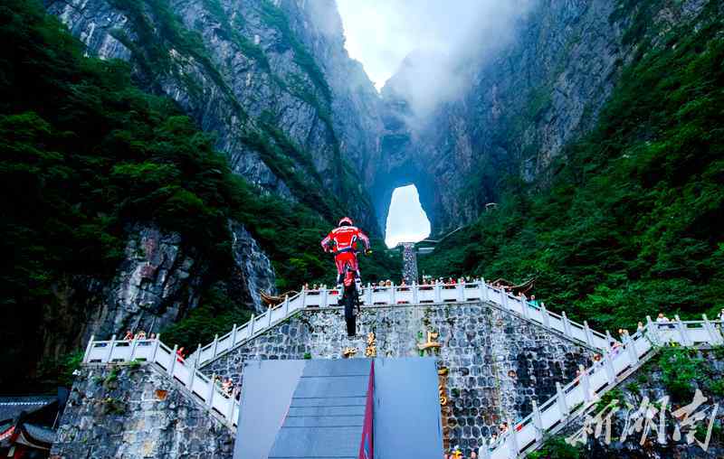 刘书宏 创世界纪录！摩托车攀爬天门山999级石阶步道挑战成功