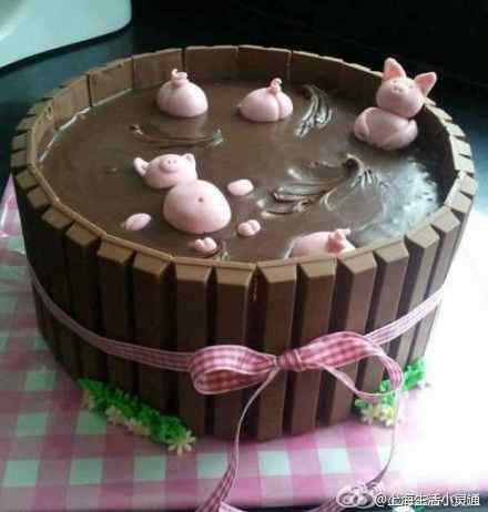 黄浦江蛋糕 黄浦江蛋糕走红 小猪造型的蛋糕在一桶巧克力中泡澡