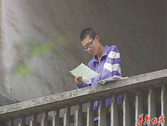 王智的奶 株洲贫寒少年太想读书了 带着自写诗集求助/图