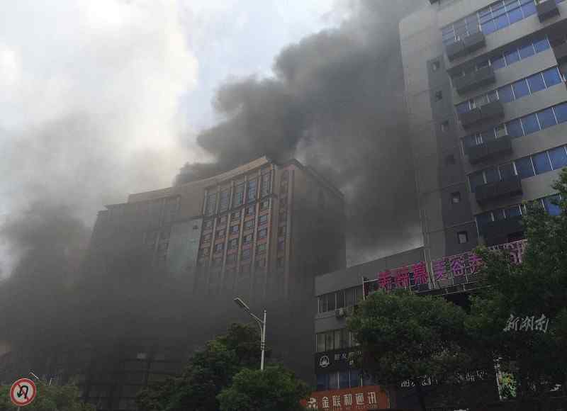 衡阳大火 衡阳市解放路雁城宾馆发生大火 消防人员正在紧急灭火