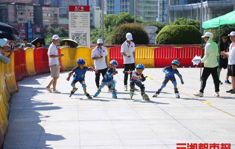 长沙贺龙体育场 五百余少年“滑动”贺龙体育场