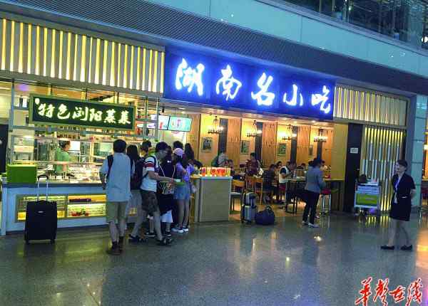 机场餐饮 黄花机场餐饮基本实行“同城同价”:3.5元一桶泡面、10元一碗卤肉饭……