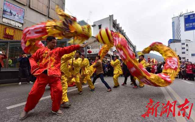 全民捕鱼狂欢节 张家界多民族元宵狂欢节“逮起来”