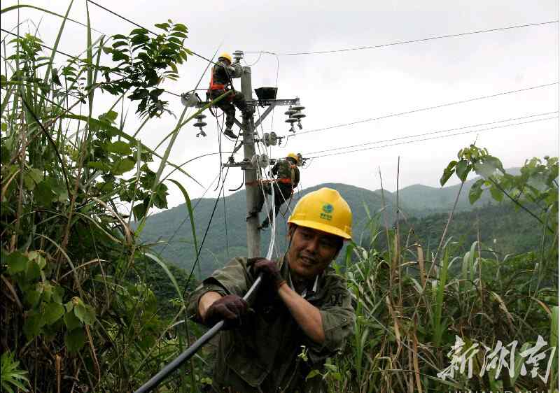 抢修线路 电力工人抢修线路