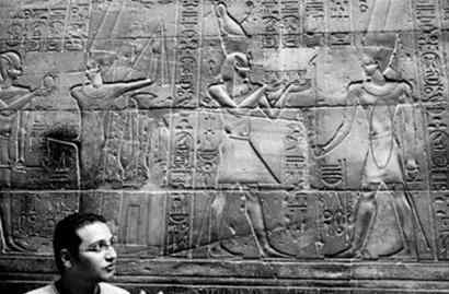 埃及刻字 网友质疑埃及神庙被刻字：有人托着小孩刻字/图