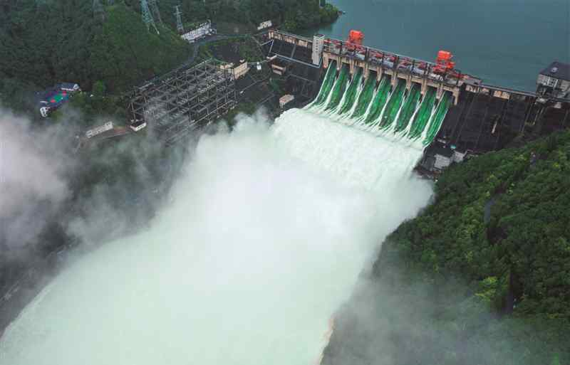 水库泄洪 新安江水库首开9孔泄洪引发关注，温州是否也面临洪水威胁？