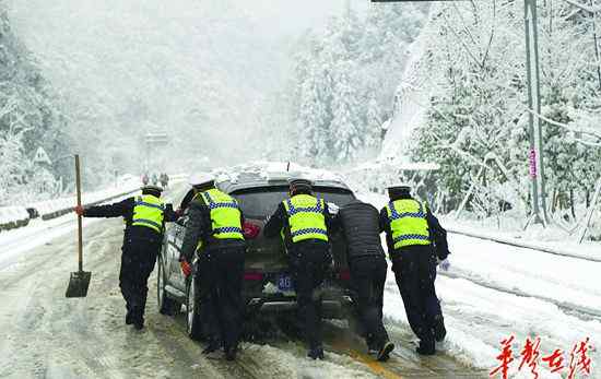 2016年春运 湖南2016年春运路上:迎冰雪战严寒 万名交警在路上