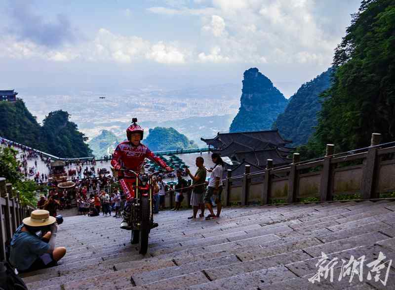刘书宏 创世界纪录！摩托车攀爬天门山999级石阶步道挑战成功