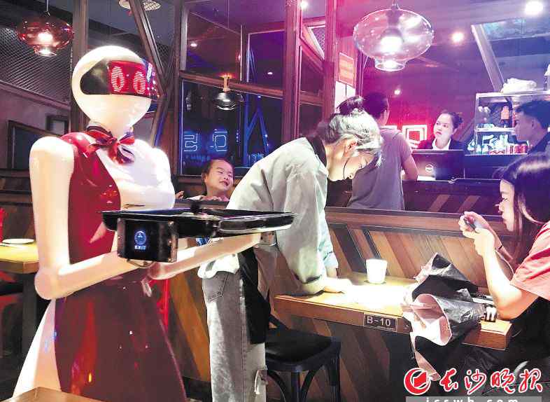 智能餐厅机器人 长沙多家机器人餐厅退出或转型 是噱头还是趋势？