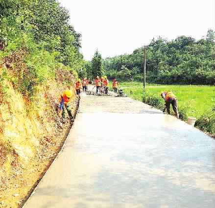 易建东 打通最后一公里——湖南交水建集团全力推进湘潭、娄底自然村通水泥路纪实