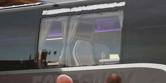 皇马大巴被利物浦球迷袭击窗玻璃碎了 对此大家怎么看？