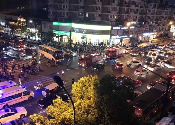 杭州竞舟路车祸 杭州闹市发生严重交通事故，已确认2人身亡13人受伤　肇事者儿子：妈妈驾龄多年