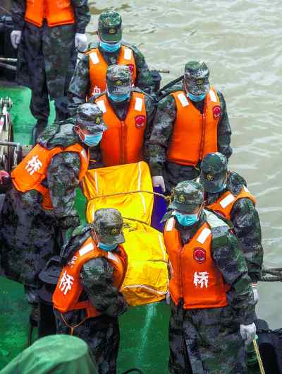 监利沉船 湖南最大起吊船抵达长江湖北监利段沉船事故现场