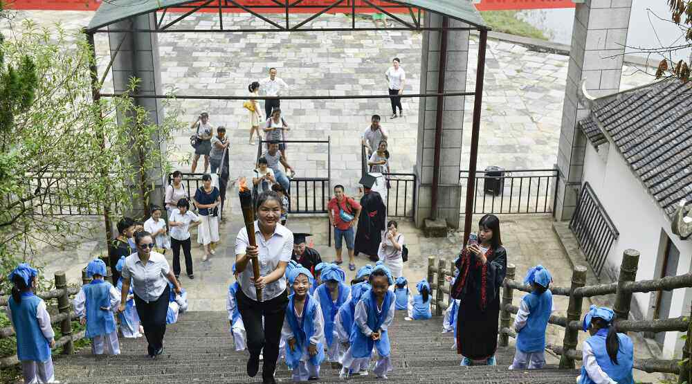 沅陵鹤鸣山小学 沅陵县鹤鸣山小学新生举行“发蒙启智”仪式