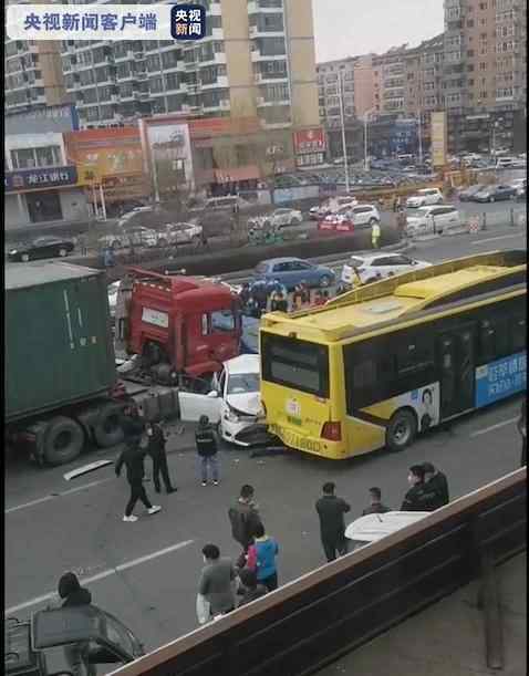 哈尔滨一重型半挂牵引车与多车刮撞 登上网络热搜了！