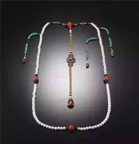 东珠是什么 清朝皇帝朝冠上那颗一等东珠为何被称之为血珠？到底是什么珠宝？