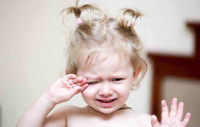 3岁宝宝一不满意就哭闹 3岁孩子一批评就哭，不懂孩子情绪，说再多也白搭