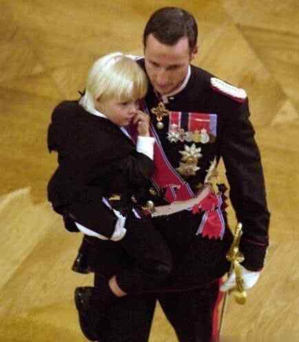 挪威王子 挪威王储堪称继父典范，待继子如亲生，网友被王子的举动感动哭