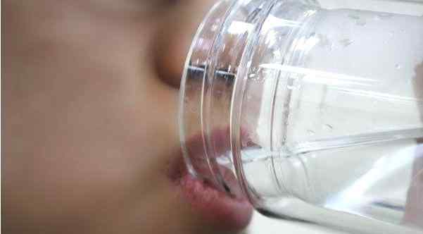 睡觉前喝水好吗 睡前喝水到底好不好？在3个时间喝水，可能对身体健康不太好