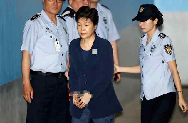 朴槿惠累计获刑22年 最晚87岁出狱 朴槿惠闺蜜门