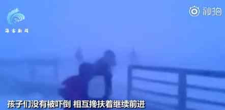 俄小学生零下50度顶暴风雪放学回家 什么场面